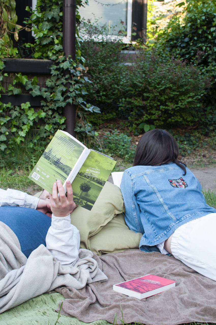 czytelniany relaks na trawie